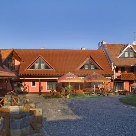 Bezmerovsky Dvur Kroměříž Esterno foto