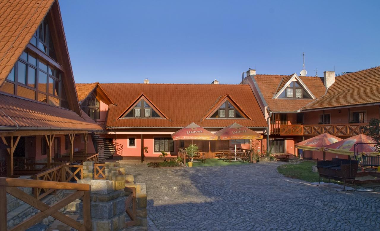 Bezmerovsky Dvur Kroměříž Esterno foto