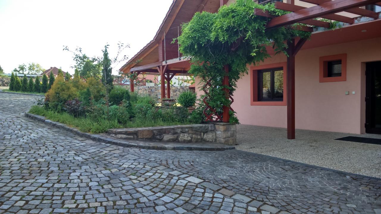 Bezmerovsky Dvur Kroměříž Esterno foto